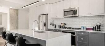 Luxury Downtown Suite | Sleeps 6 |AC| Free Parking