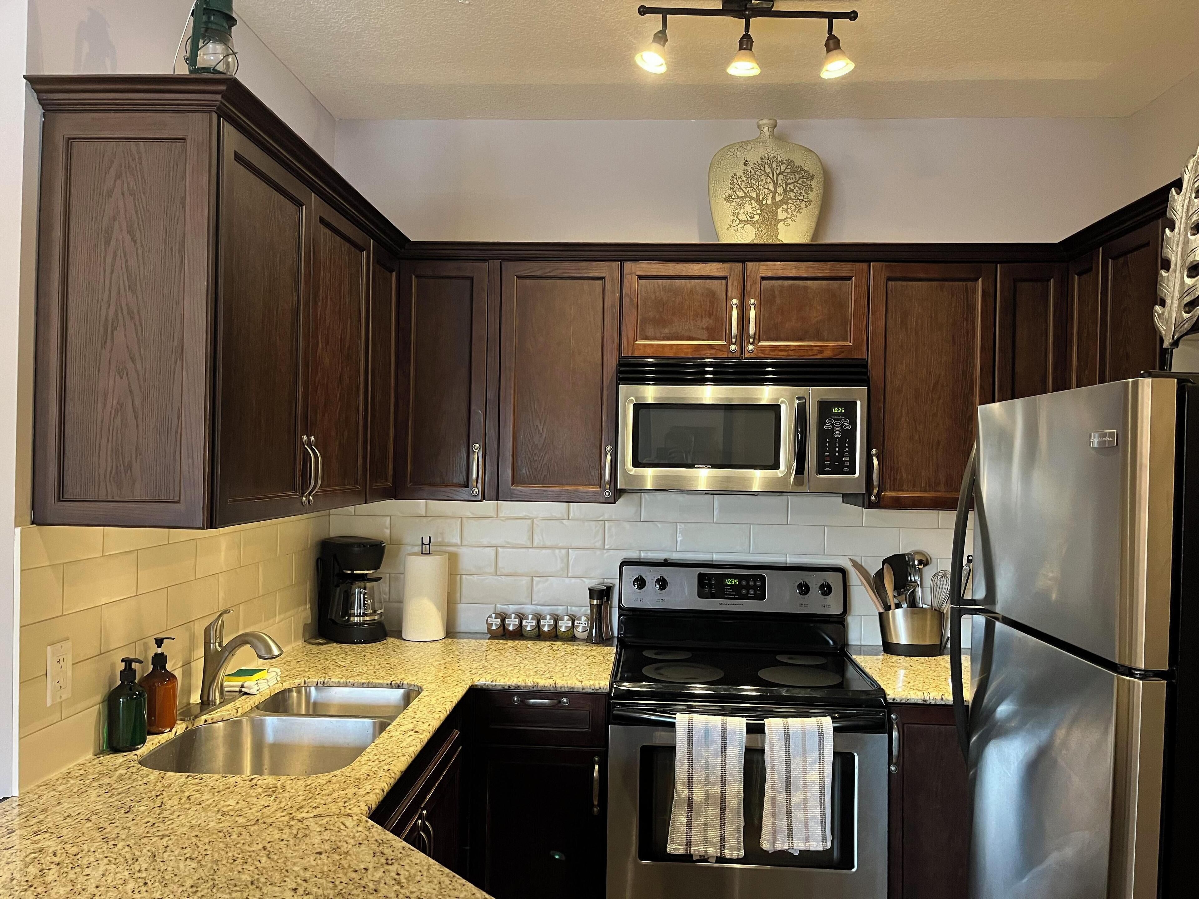 Kjøleskap, mikrobølgeovn, ovn og kokeplater