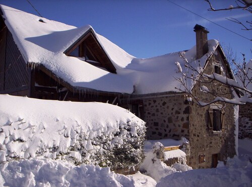 L' "Eterlou" maison-Chalet à 4 km de la station de ski de  "Super Lioran"
