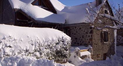 L' "Eterlou" maison-Chalet Ă 4 km de la station de ski de "Super Lioran"