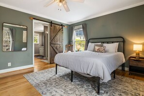 3 bedrooms, desk, iron/ironing board, WiFi - 15 Min to DT AVL | Hot Tub, Fire Pit & Fenced Yard (Asheville)