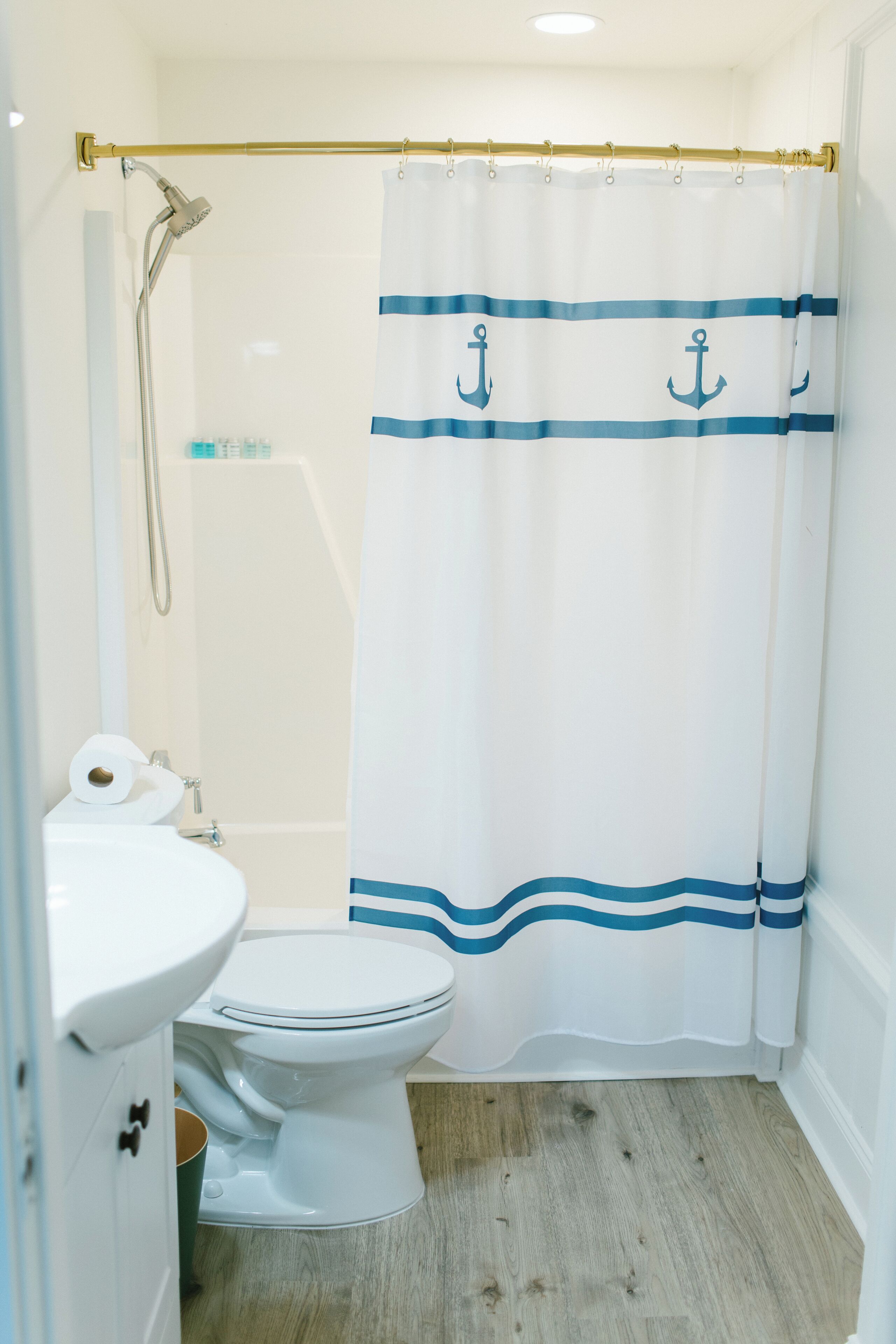 Sèche-cheveux, serviettes fournies, savon, shampoing