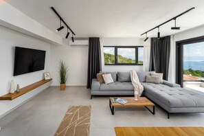 Smart TV - Casa Meer an sea-view retreat with panoramic pool (Zagorje)