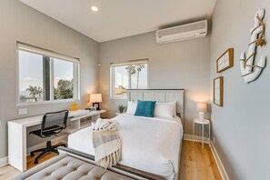 Iron/ironing board, WiFi, bed sheets - Sunny OB Studio: Balcony + Minutes to Beach (San Diego)