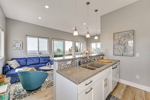 Interior - Sunny OB Studio: Balcony + Minutes to Beach (San Diego)