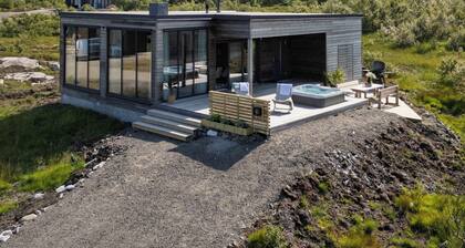 Arctic Lofoten Lodge LyngvĂŠr Luggombu with hot tube