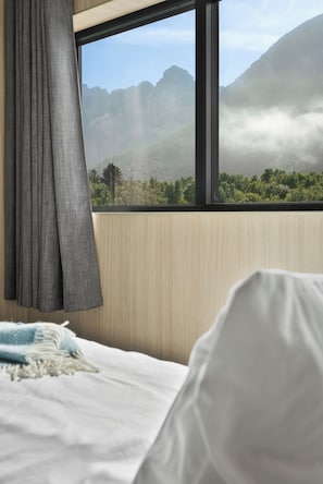 Planxa i posts de planxar, wifi i roba de llit