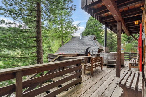Rustic hut at 1800m near the ski lift with sauna, fireplace and panoramic views