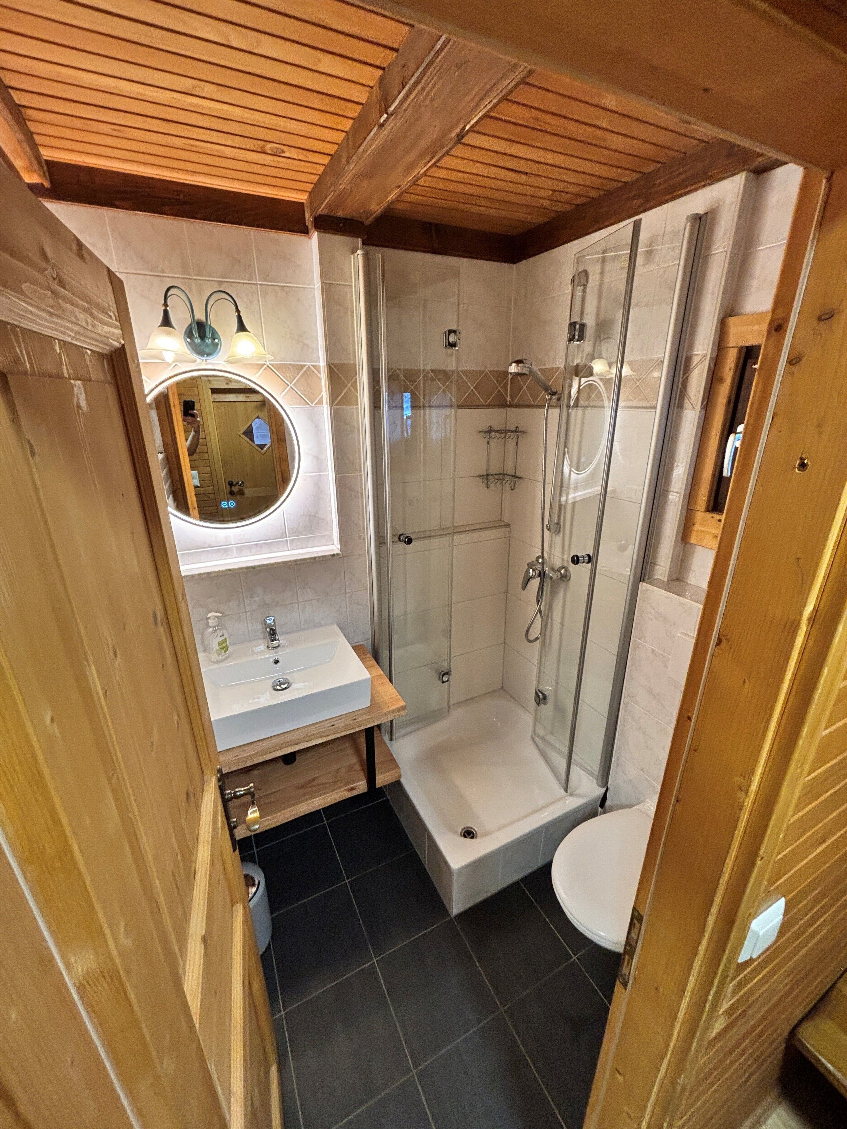 Dusche, Haartrockner, Handtücher, Seife
