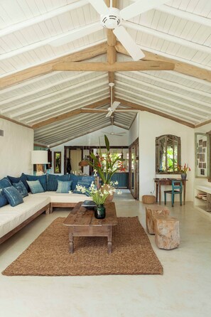 Casa | Sala d'estar | Televisor intel·ligent de 43 polzades amb canals digitals 