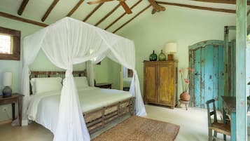 Minibar y caja de seguridad en la habitación