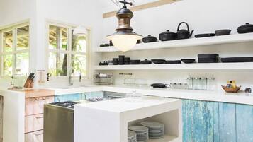 Refrigerador, horno, placa de cocina, utensilios de cocina