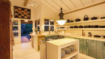 Casa, vista para o jardim | Cozinha privada | Geladeira, fogão, cooktop, talheres/pratos/utensílios de cozinha