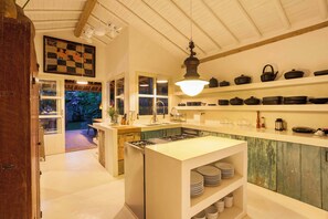 Casa, vista para o jardim | Cozinha privada | Geladeira, fogão, cooktop, talheres/pratos/utensílios de cozinha