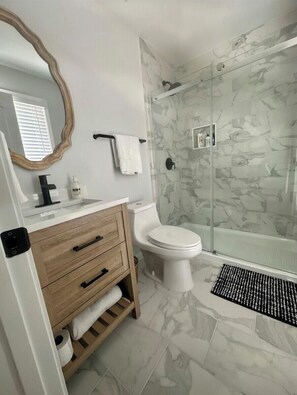 Shower, hair dryer, towels, soap - Hidden Gem/House/4 BR /Powder Springs. (Powder Springs)