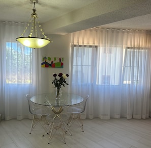 Dining - Spacious 2 bedroom condo, 5 minutes to the beach. (Pelican Key)