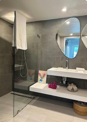 Hair dryer, towels, soap, toilet paper - Spacious 2 bedroom condo, 5 minutes to the beach. (Pelican Key)