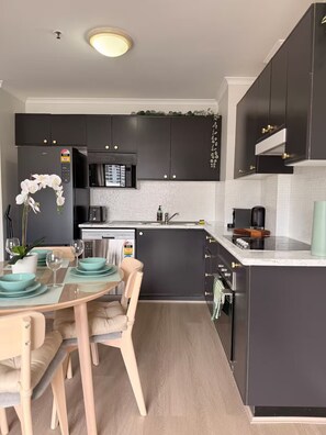 Private kitchen - City Stay, Fast Wi-Fi, Secure Parking, ICC, Darling Harbour, Light Rail, Dining (Pyrmont)