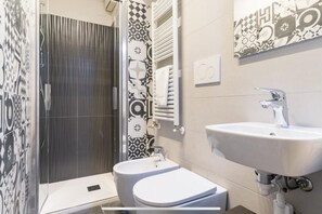 Doccia, asciugacapelli, bidet, asciugamani