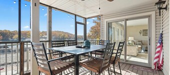 Easy Breezy Lakefront for 6