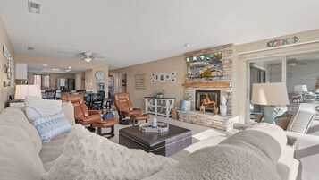 公寓式客房, 多张床, 阳台 (Easy Breezy) | 起居区