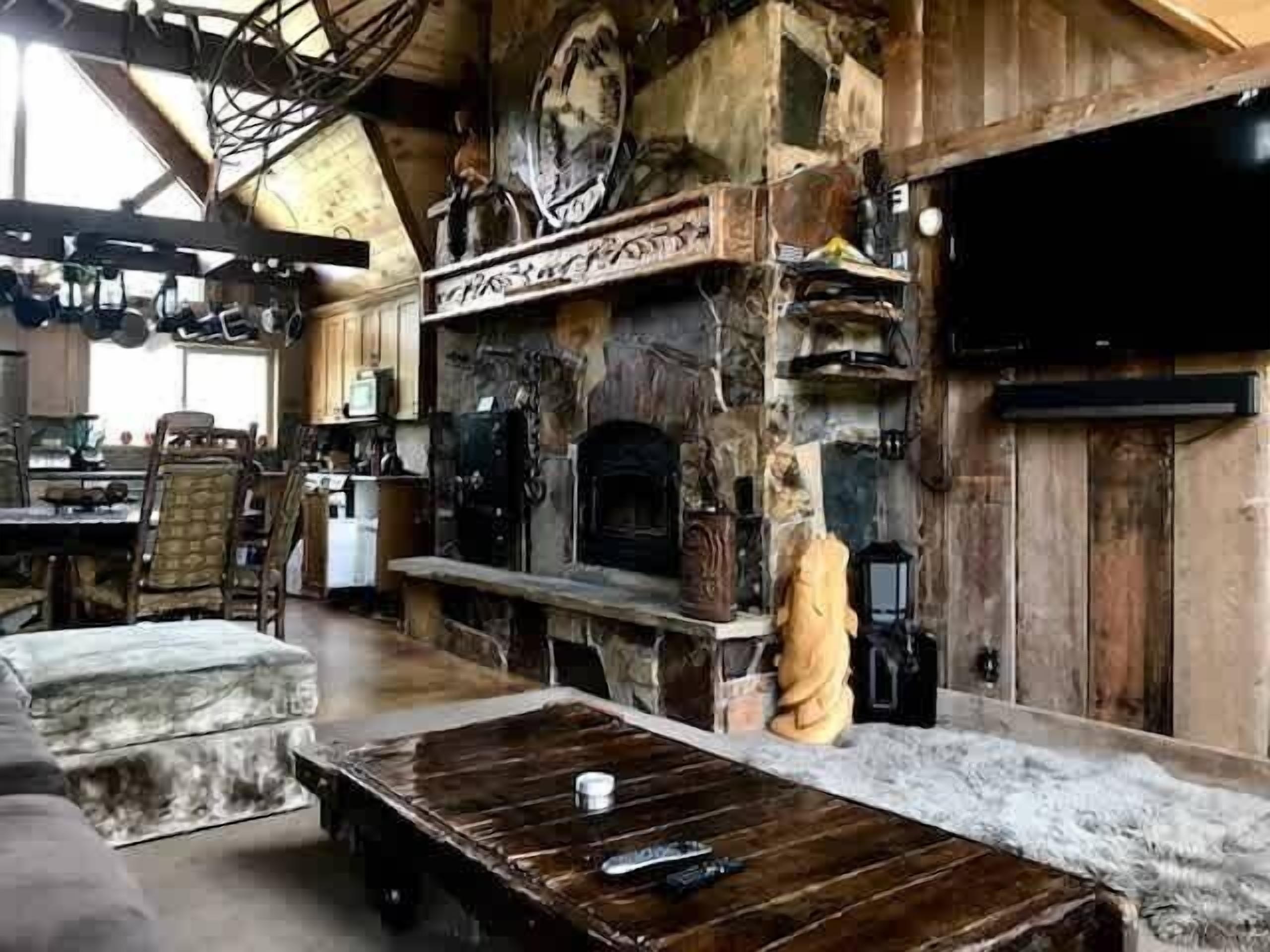 Télévision, cheminée, espaces bureaux