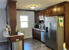 Jääkaappi, mikroaaltouuni, uuni, liesi