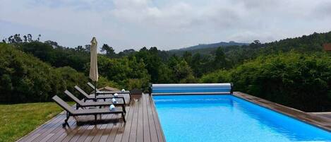 Utendørsbasseng og et oppvarmet basseng