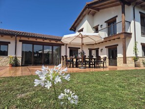 Outdoor dining - Casa Eloy: rural retreat with heated pool (Argüero)