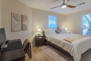 3 bedrooms, desk, iron/ironing board, travel cot - Modern South Austin 3BR/4Bd Retreat | Big Fenced Yard • 7mi to DT (Austin)