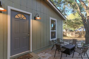 Terrace/patio - Modern South Austin 3BR/4Bd Retreat | Big Fenced Yard • 7mi to DT (Austin)