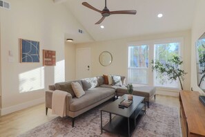 Smart TV, books, stereo, computer monitors - Modern South Austin 3BR/4Bd Retreat | Big Fenced Yard • 7mi to DT (Austin)