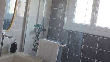 Douche, serviettes fournies, papier toilette