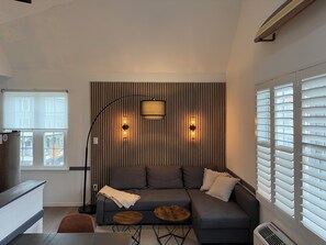 Living area - Cozy Beachfront condo. Walk everywhere & Pet-friendly! (Cape May)