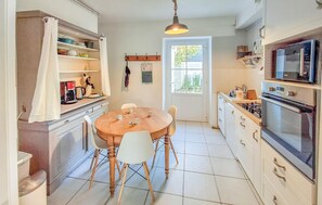 Fridge, microwave, oven, stovetop - 3 bedroom cozy apartment in Carnac (Carnac)