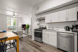 Private kitchen - Family-Friendly 3BR Apt, Free Early Check-In/Late Checkout, Free Parking & Wi-Fi (Austin)