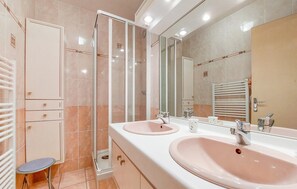 Shower, hair dryer - 2 bedroom amazing apartment in Royan (Royan)