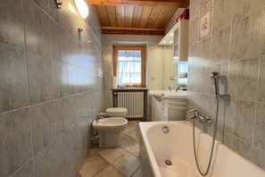 Haartrockner, Bidet, Handtücher