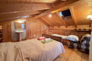 A wooden cabin with a loft bedroom, a small bathroom with a sink, and a window. - 20 minutes from the Cervino Sky Paradise ski lift (Antey-Saint-André)