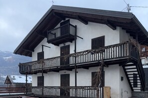 Exterior - 20 minutes from the Cervino Sky Paradise ski lift (Antey-Saint-André)