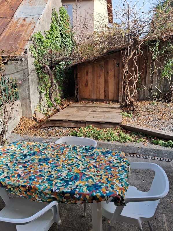 Outdoor dining - Le Pouvoir des fleurs, in the heart of the village/ ideal for 2 people (Crots)