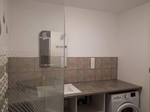 Shower, hair dryer, towels, soap - Le Pouvoir des fleurs, in the heart of the village/ ideal for 2 people (Crots)