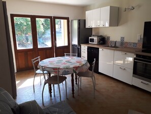 Private kitchen - Le Pouvoir des fleurs, in the heart of the village/ ideal for 2 people (Crots)