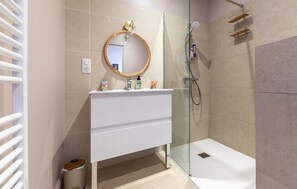 Shower, hair dryer - 7 bedroom lovely home in Marmagne (Marmagne)