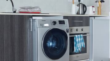 Frigobar, microondas, horno, placa de cocina