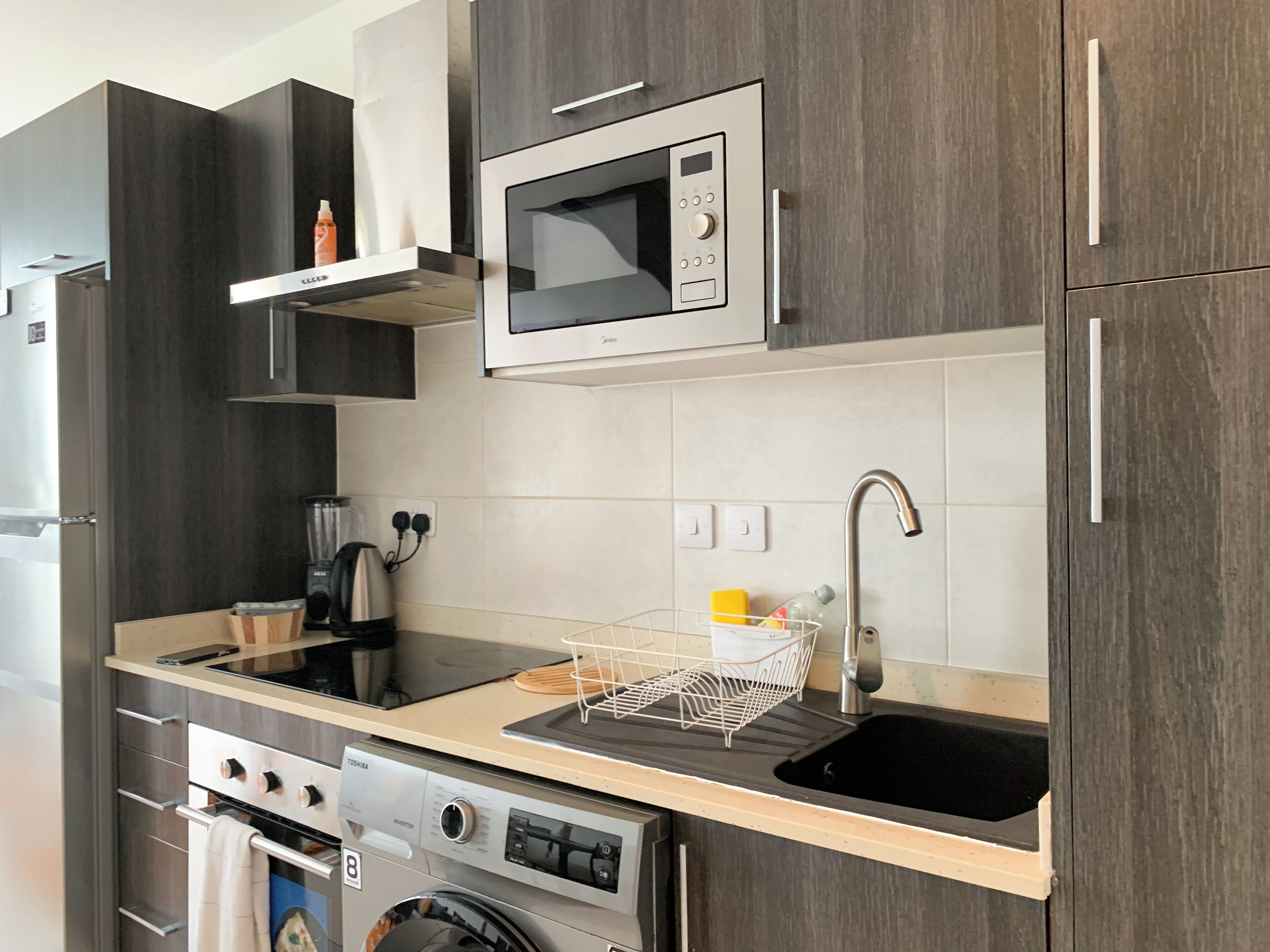 Deluxe-huoneisto, parveke | Yksityinen keittiö | Minijääkaappi, mikroaaltouuni, uuni, liesi