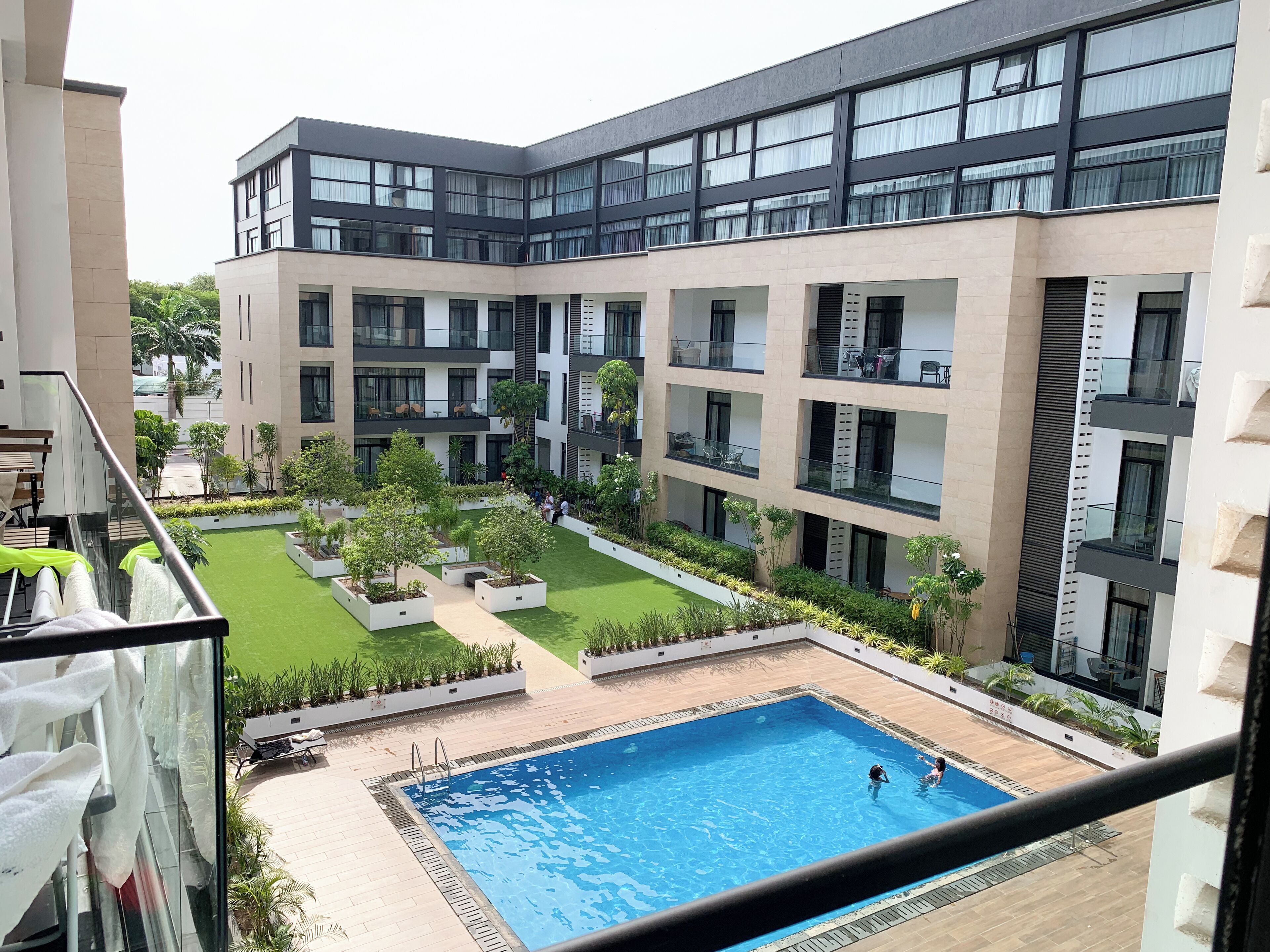 3 piscines couvertes, 3 piscines extérieures, chaises longues