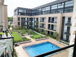 3 室内游泳池，3 室外游泳池，06:00 至 22:00 开放，日光浴躺椅