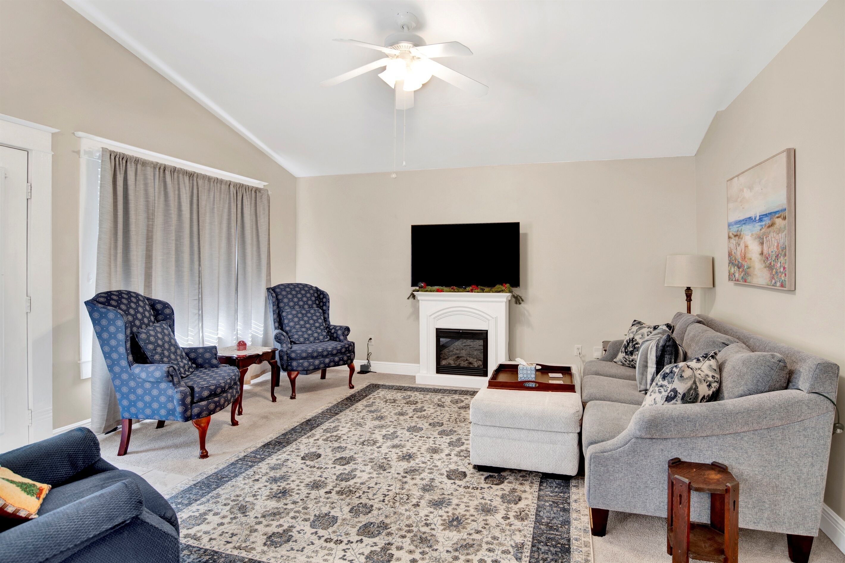 Télévision, lecteur de DVD, livres