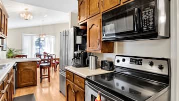 Frigorífico, microondas, horno y placa de cocina